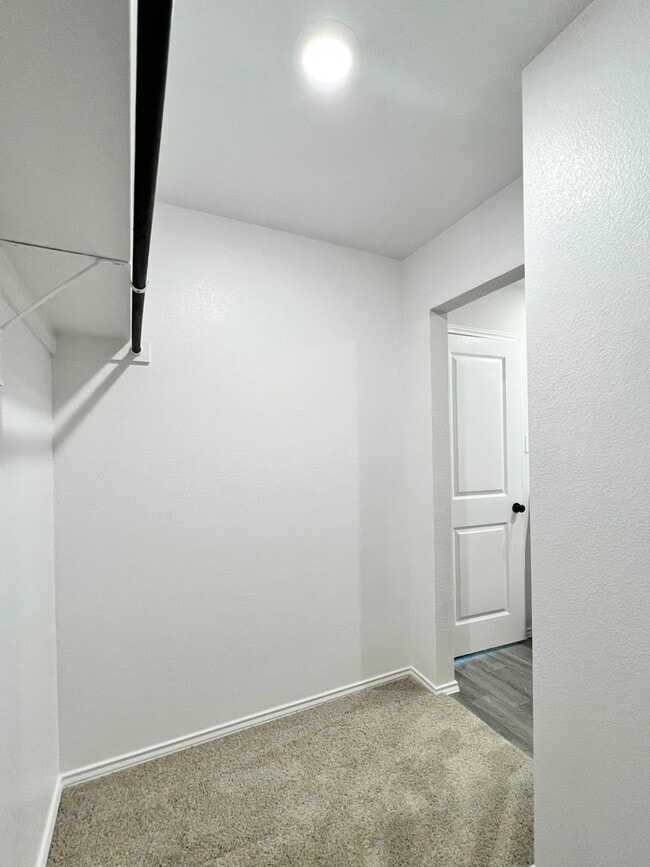 Building Photo - Stunning New Build with 5 Bedrooms & Moder...