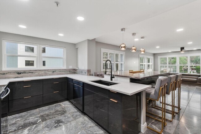 Building Photo - 372 Golfview Rd