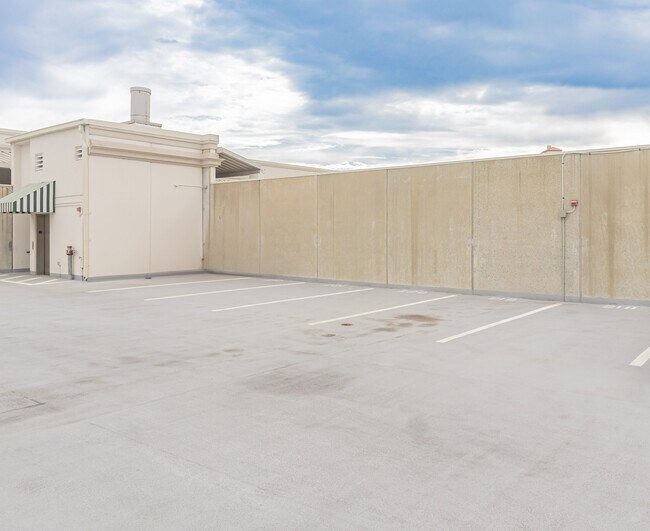 Building Photo - 1661 Riverside Ave