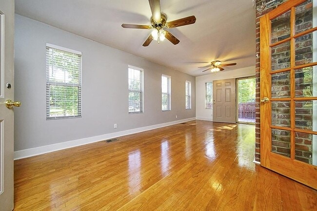 Building Photo - Beautiful 4-bedroom, 3-bathroom home located in the highly desirable Crieve Hall area!