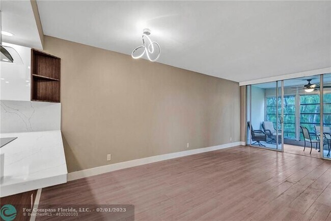 Building Photo - 3051 S Palm Aire Dr