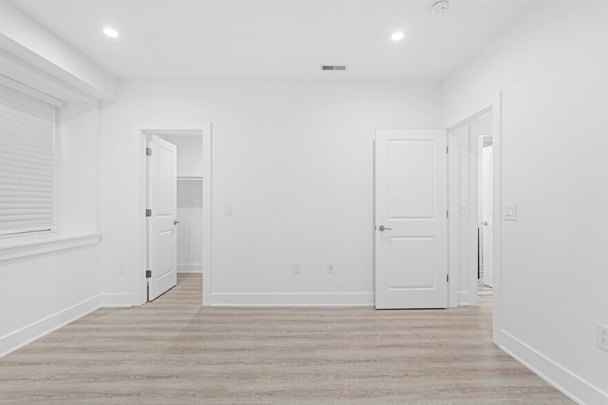 Bedroom - 1649 E Eyre St
