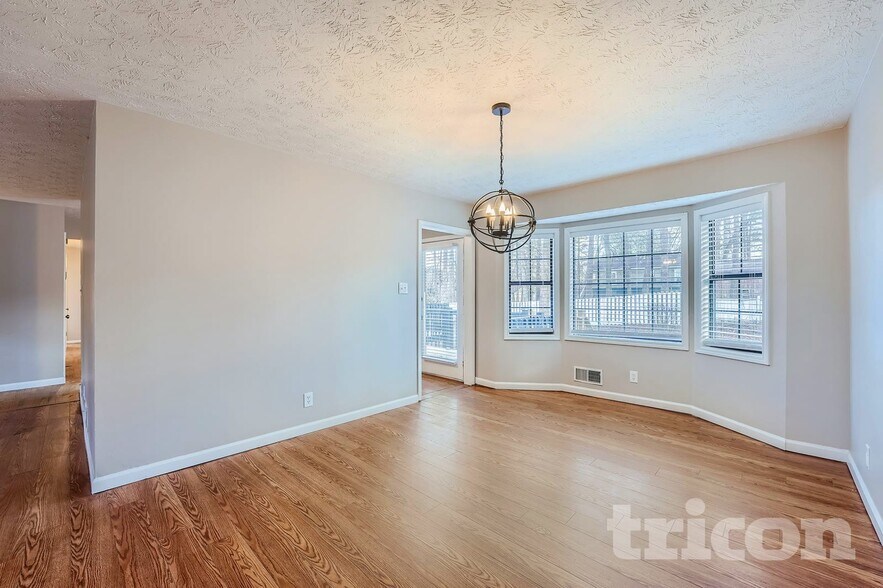 Building Photo - 438 Russell Rd