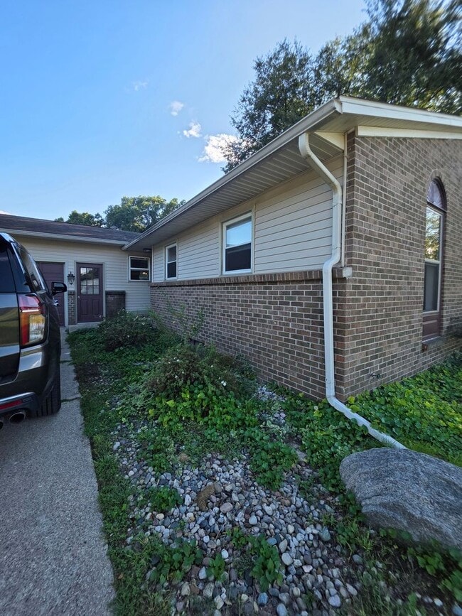 Building Photo - 903 N State Rd