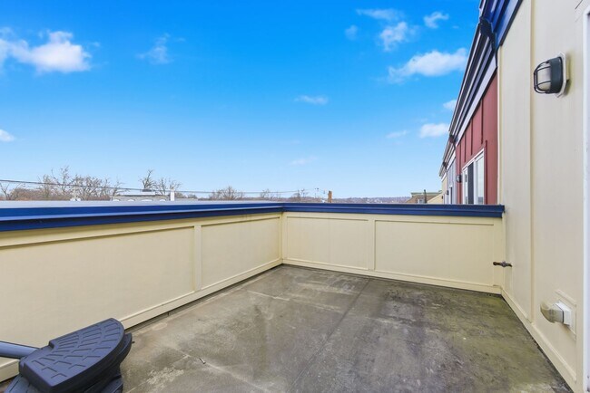 Building Photo - Amazing 4 BR/3.5 BA Townhome in Riverdale!