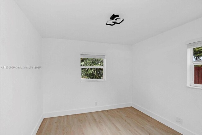 Building Photo - 610 NW 38th Ct