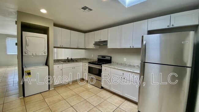 Building Photo - 375 E Thoroughbred St