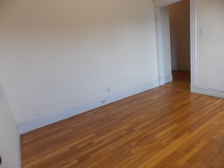 Building Photo - 61 Park Dr