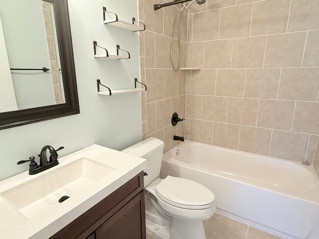 Building Photo - Beautiful 4 Bedroom Pool Home - Scenic Hei...