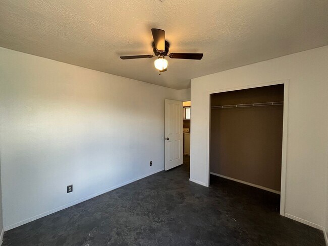 Building Photo - Cute 3 Bedroom 2 Bathroom Home In Rio Rancho!