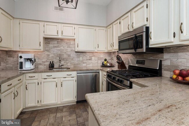 Building Photo - 9 Woodmont Dr