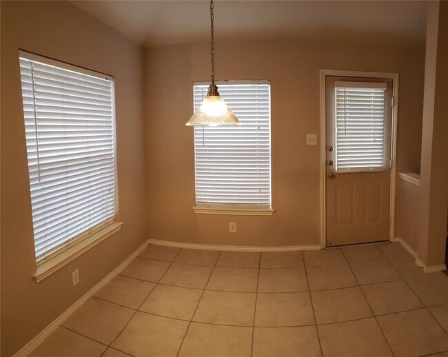 Building Photo - 11906 White Water Bay Dr
