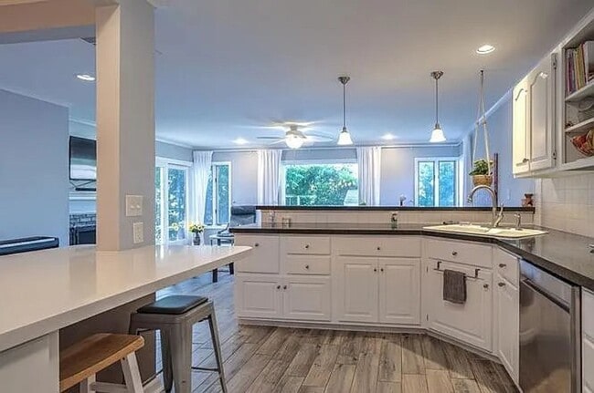 Building Photo - Midtown home for rent, 5 bed 3 full baths