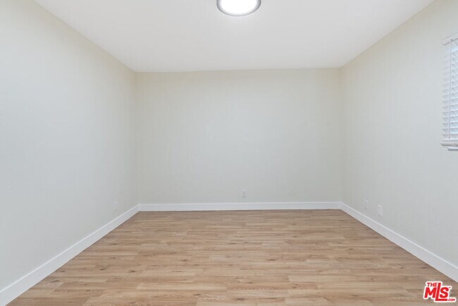 Building Photo - 5541 Fallbrook Ave