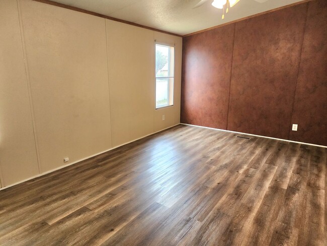 Building Photo - Inviting 3 bedroom 2 bath House with fenced yard