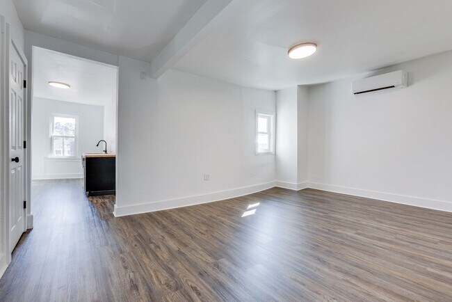 Building Photo - 826 E Warrington Ave