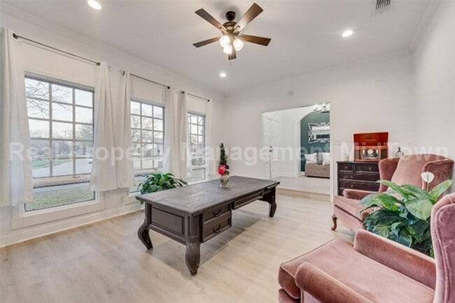 Building Photo - Stunning 4-Bedroom Retreat with Designer T...