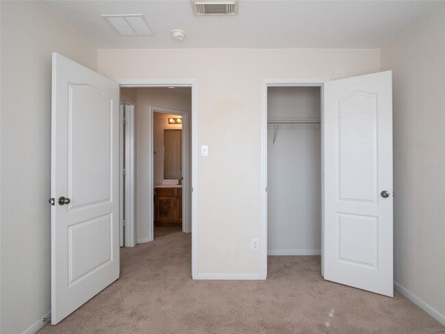 Building Photo - 5406 Timber Ct Hollow
