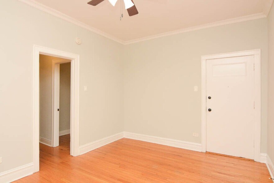 Building Photo - 4742 N Hermitage Ave