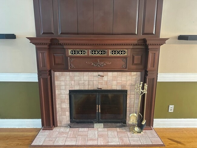 Building Photo - 5 Bed 3 Bath Home-Heat Included/Pets Allowed