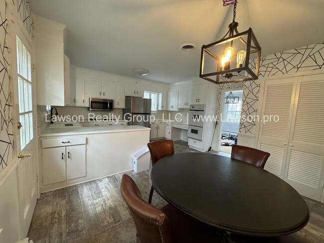 Building Photo - Spacious South Roanoke Home with Lawn Care Included