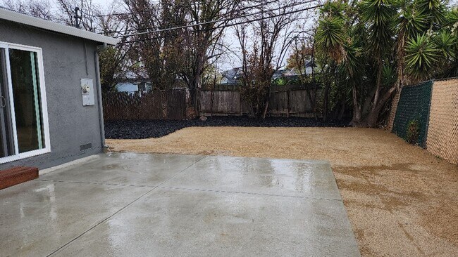 Building Photo - Beautiful 4 Bedroom 2 Bath Home Centrally ...