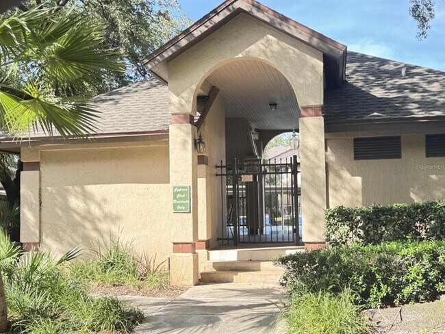 Building Photo - 497 Club Dr