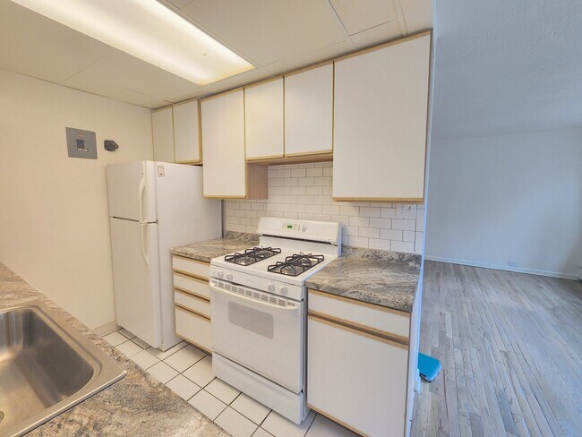 Building Photo - 801 N Dahlia St