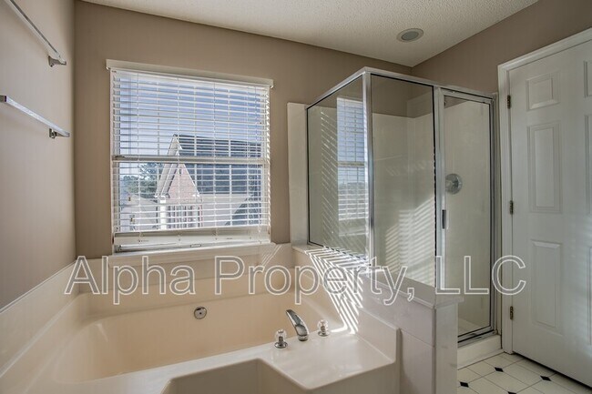 Building Photo - 120 Windsong Dr
