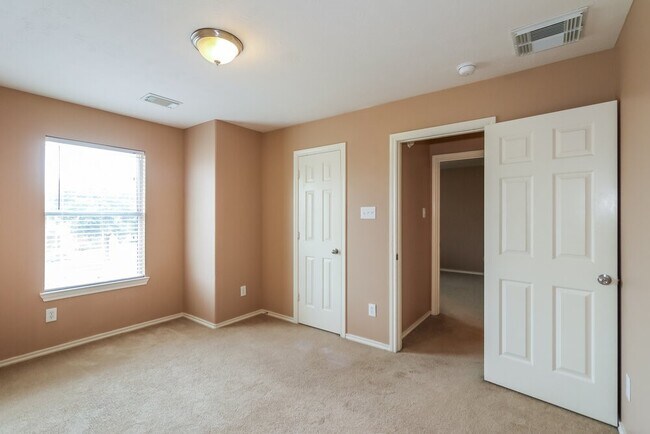 Building Photo - 16707 Great Oaks Glen Dr