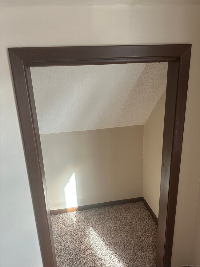 Building Photo - 94 Thompson St