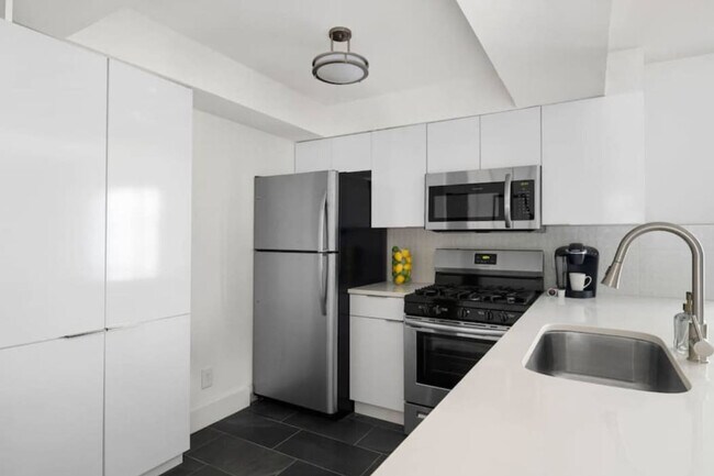 Building Photo - 1136 Crescent Ave NE