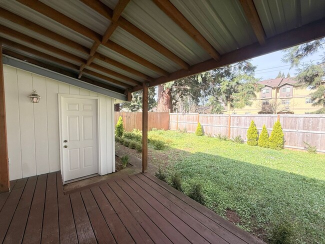 Building Photo - 1593 Skyline Way S