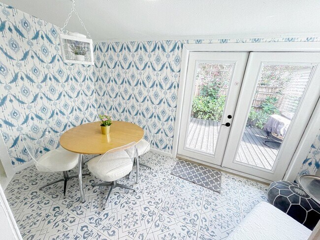 Building Photo - 835 NE 21st Dr