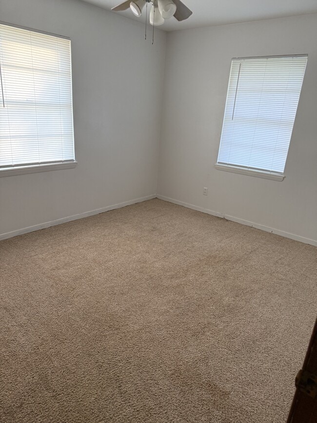 Building Photo - 915 N Spring St