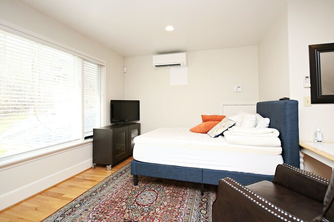 Building Photo - Furnished Studio Apartment With Utilities ...