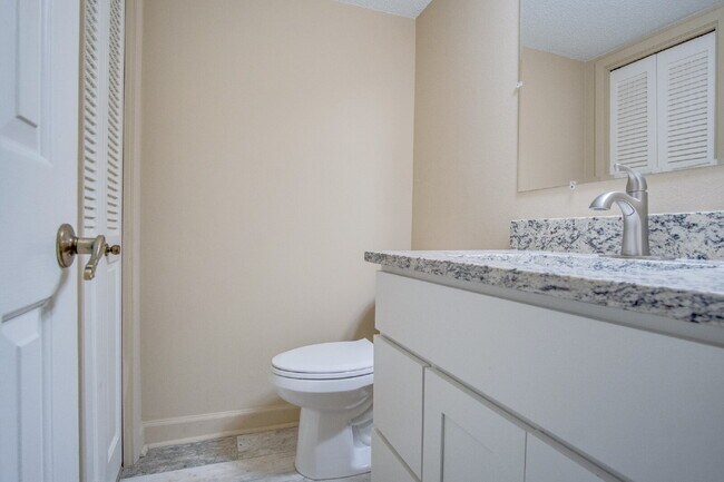 Building Photo - 2 Bedroom, 2.5 Bath Townhome with Easy Acc...