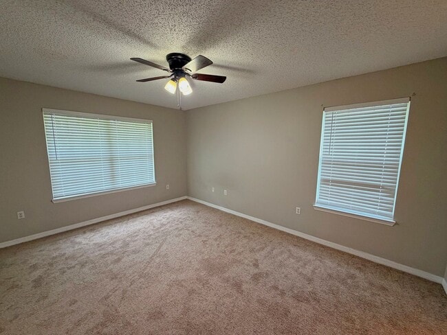 Building Photo - 7 Poinsettia Ln