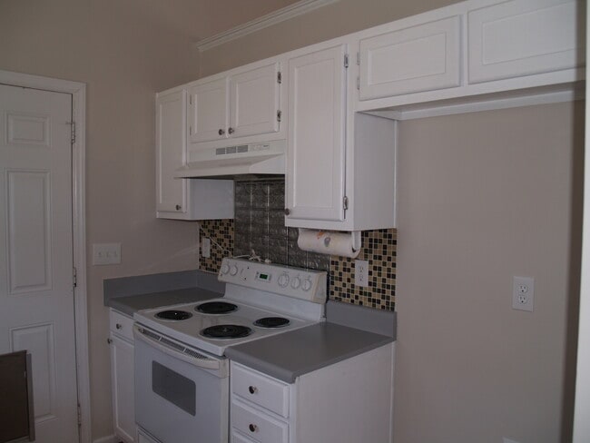 Building Photo - Charming 3b Home!