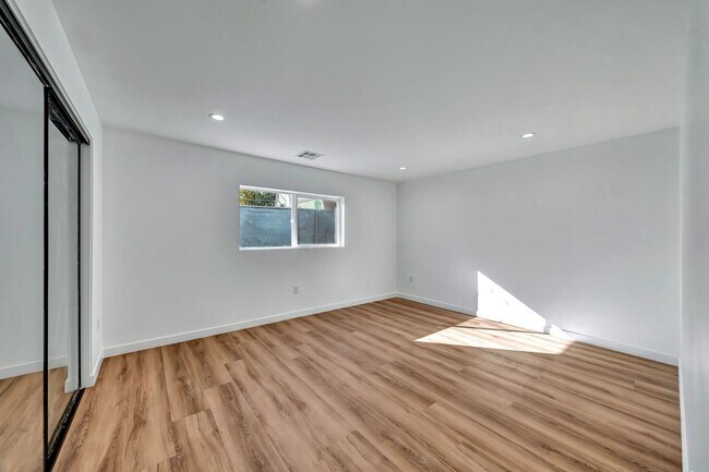 Building Photo - 11845 Hamlin St