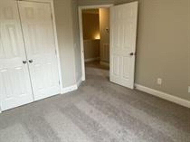 Building Photo - 247 Claremont Ct