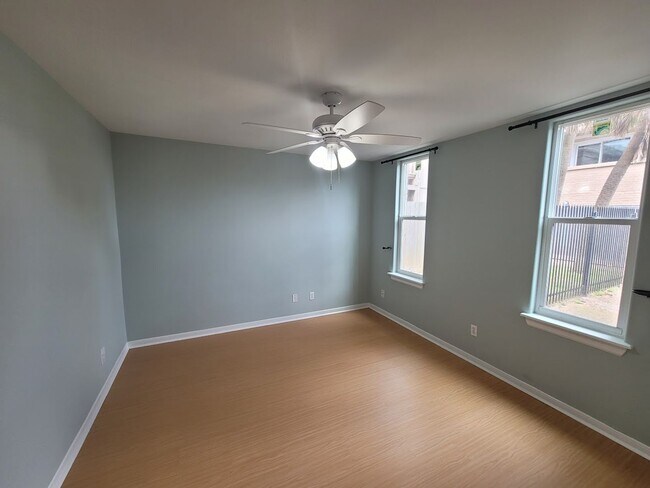Building Photo - Ground Floor - 1 bedroom 1 bath - Near UTM...