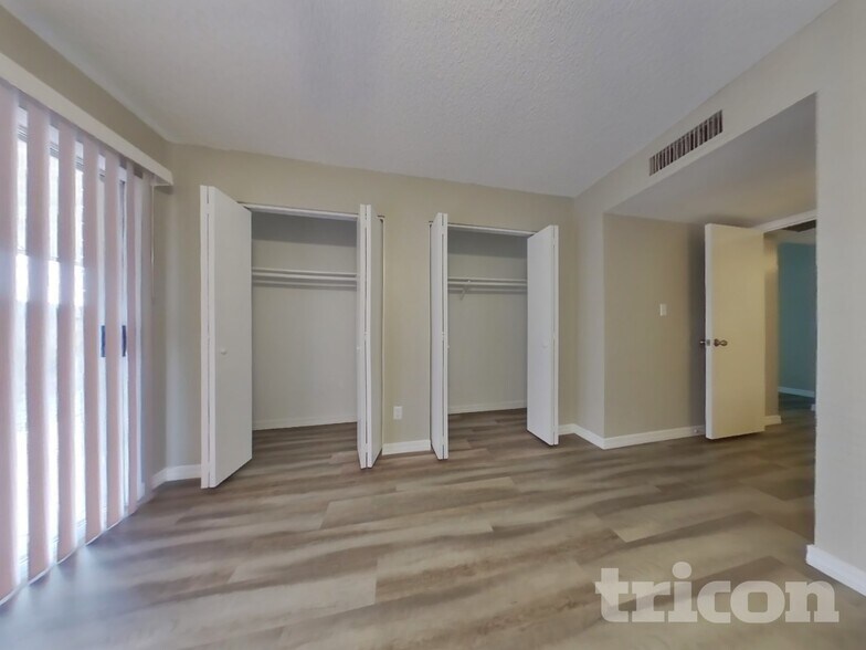 Building Photo - 1205 E Grove Cir