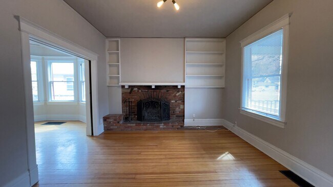 Building Photo - Beautiful 3 bed/2 bath Near Downtown!