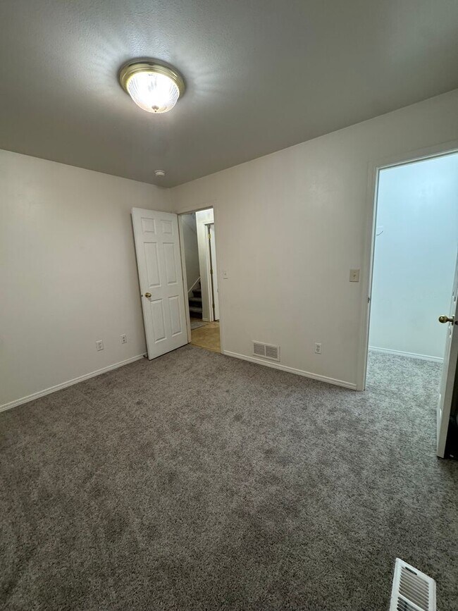 Building Photo - 100 Burton St