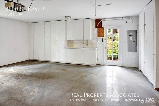 Building Photo - 8500 SE 82nd St