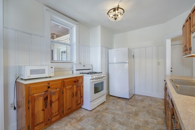 Building Photo - 48 Beacon St