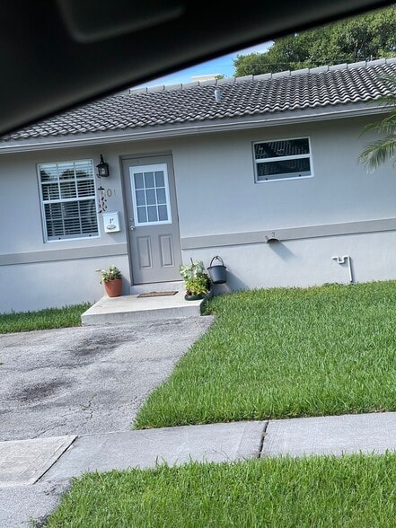 Front yard - 50 NE 45th Ct