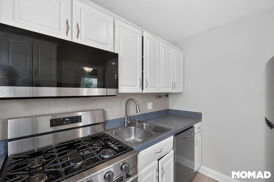 Building Photo - 442 Westshire Dr