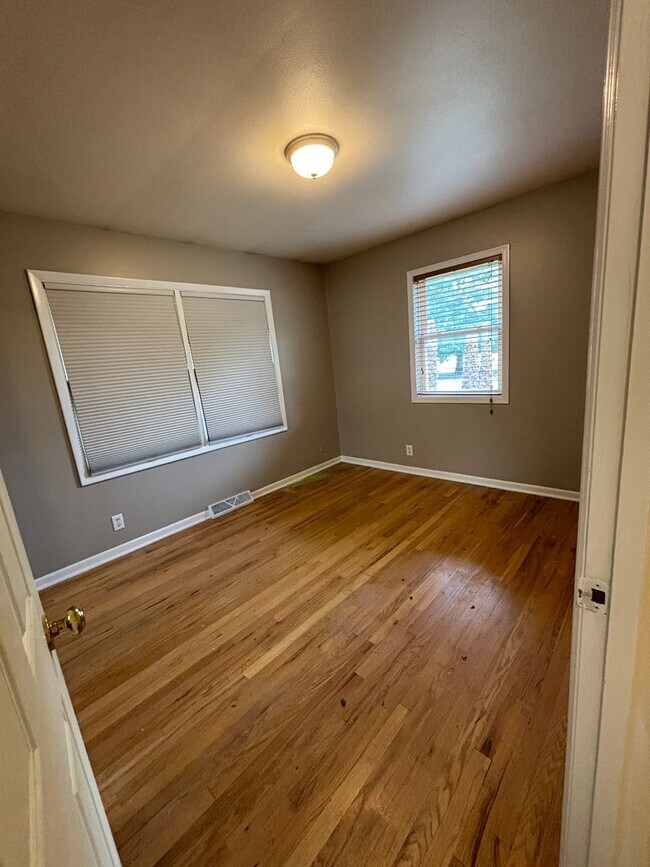 Building Photo - 4152 Suburban Dr